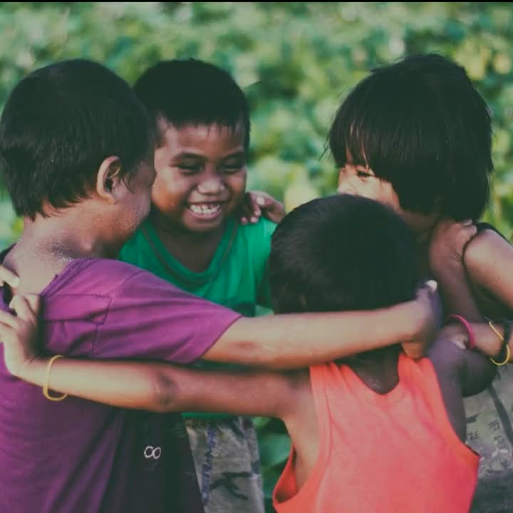 Amigos...
São anjos que nos dão alegria e amparo. 
Deixam nossa vida mais leve e mais feliz. 
Torcem, incentivam e festejam nossas vitórias...
E n...