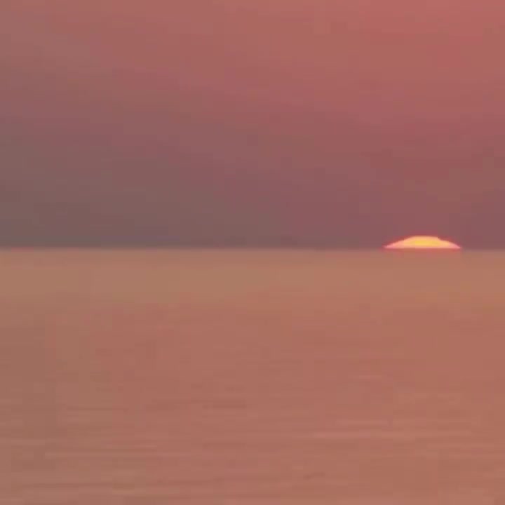 Desejo-lhe um dia lindo e ensolarado.
Cheio de alegrias e bom humor
Com flores pelo caminho e som de pássaros 
Com a proteção e as bênçãos de De...