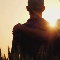 A amizade é a luz que guia nossos passos nos momentos mais escuros e incertos da vida. amigos